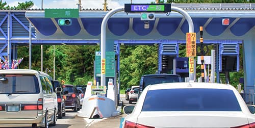 高速道路の料金所でETC車両で並んでいる様子